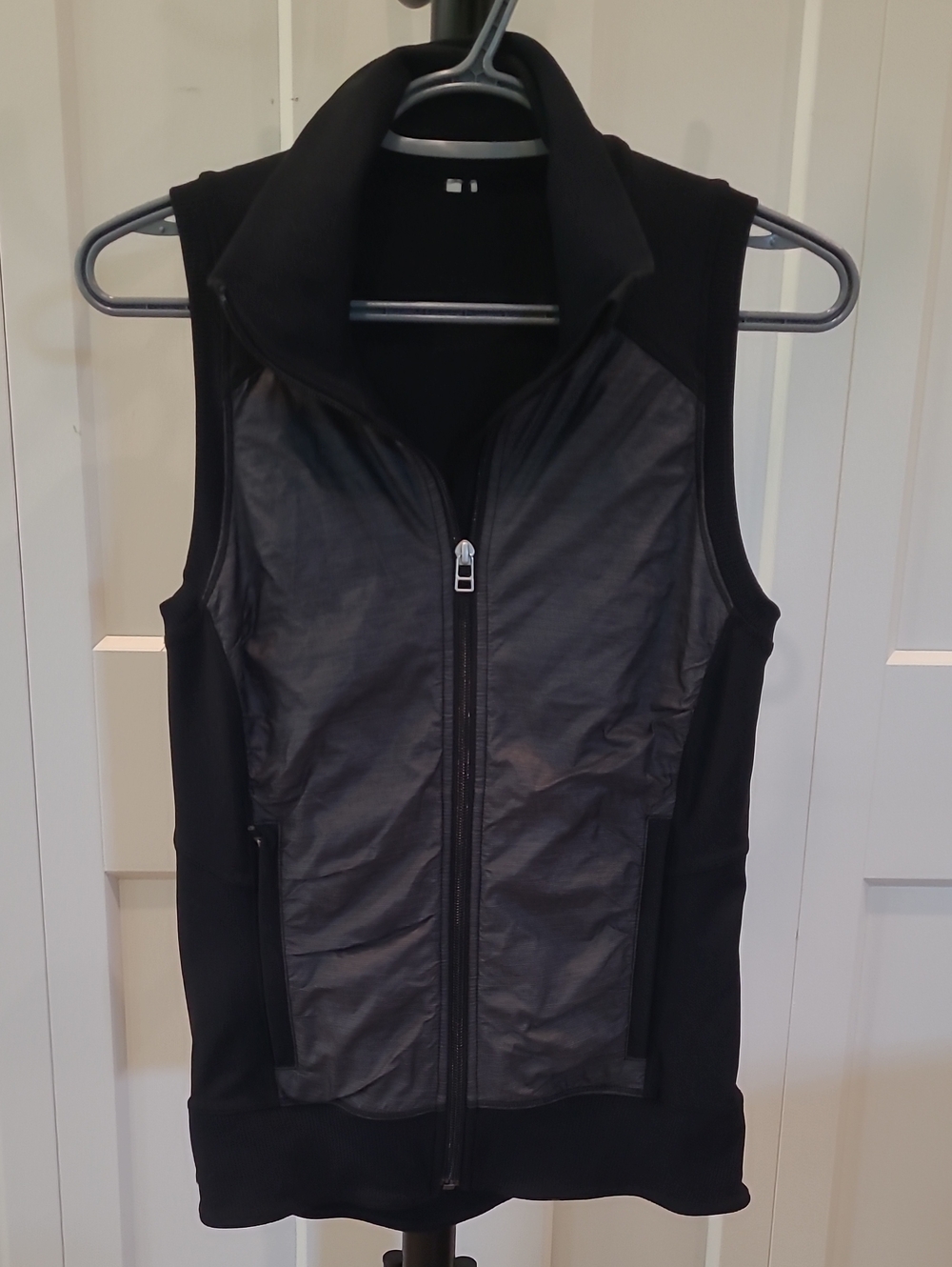 ALO Yoga Lakeside Black Quilted-Panel Two-tone Vest